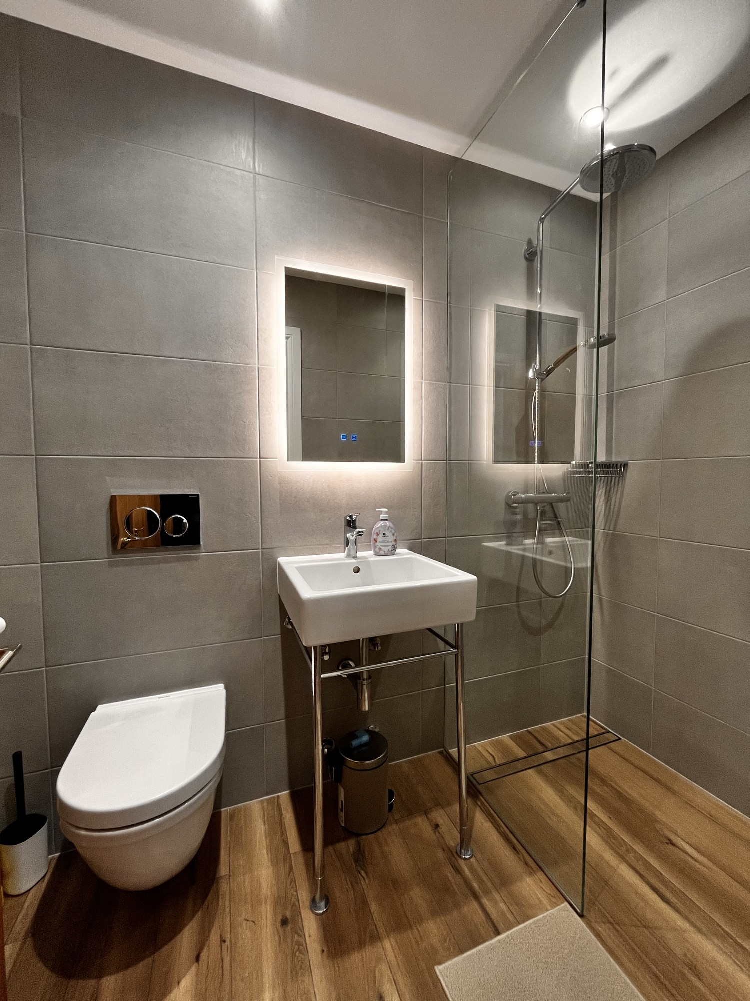 Shower room 1 with underfloor heating